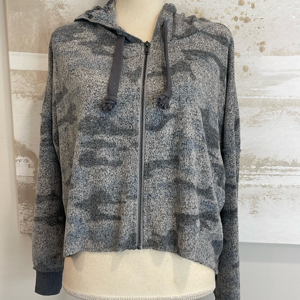 Cropped camo full zip hooded sweatshirt Size Small